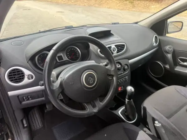 Renault Clio 2006 - 4500 EUR, 148000 km - AUTO.MOTO.pt - 148000km - foto 8 de 27