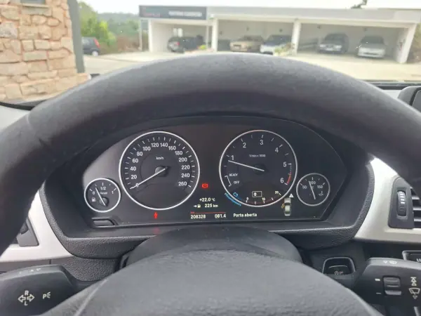 BMW 318 2016 - 14870 EUR, 208238 km - AUTO.MOTO.pt - 208238km - foto 19 de 22