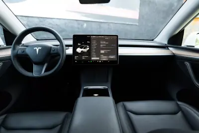Tesla Model Y 2023 - 37900 EUR, 75000 km - AUTO.MOTO.pt - 75000km - foto 15 de 28