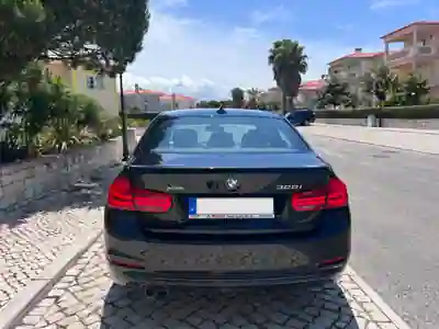 BMW 330 2015 - 17000 EUR, 185000 km - AUTO.MOTO.pt - 185000km - foto 4 de 13