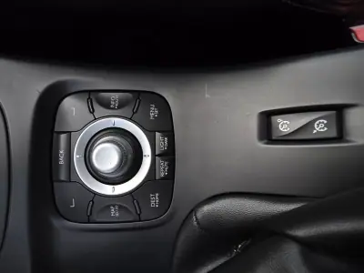 Renault Mégane Coupe 2011 - 8990 EUR, 234000 km - AUTO.MOTO.pt - 234000km - foto 24 de 33