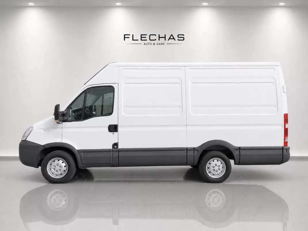 Iveco 2010 - 12500 EUR, 151000 km - AUTO.MOTO.pt - 151000km - foto 1 de 11