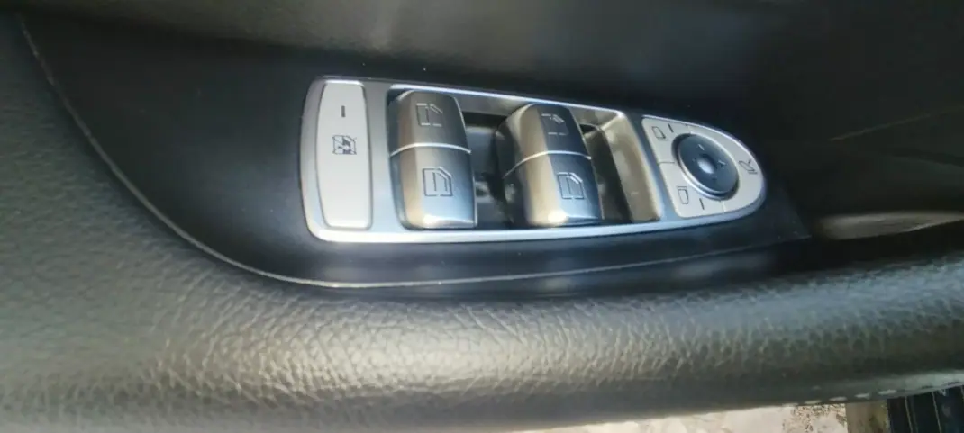 Mercedes-Benz E 300 2022 - 34950 EUR, 125970 km - AUTO.MOTO.pt - 125970km - foto 16 de 36