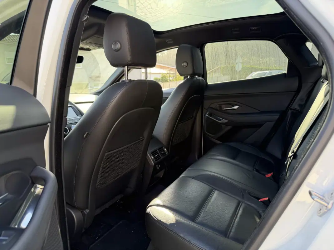 Jaguar E-Pace 2019 - 23500 EUR, 82987 km - AUTO.MOTO.pt - 82987km - foto 7 de 11