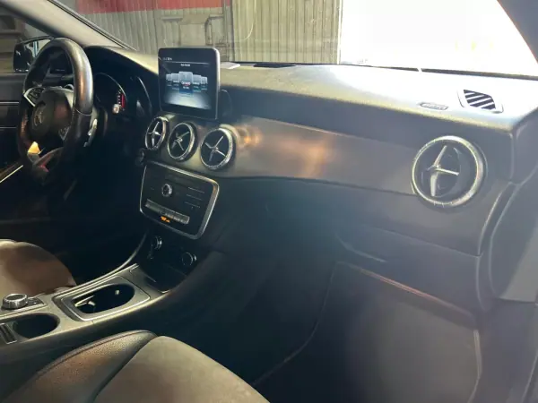 Mercedes-Benz CLA 220 2017 - 22500 EUR, 209000 km - AUTO.MOTO.pt - 209000km - foto 12 de 32