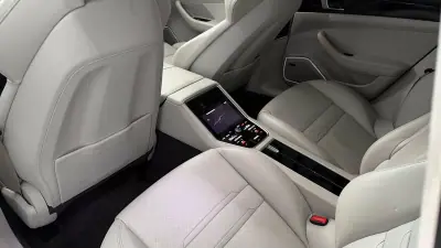 Porsche Panamera 2018 - 79990 EUR, 140973 km - AUTO.MOTO.pt - 140973km - foto 30 de 36