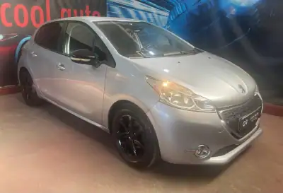 Peugeot 208 2013 - 6999 EUR, 195000 km - AUTO.MOTO.pt - 195000km - foto 8 de 35