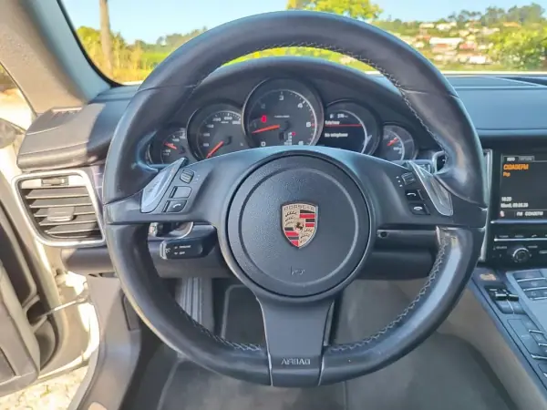 Porsche Panamera 2012 - 32250 EUR, 206000 km - AUTO.MOTO.pt - 206000km - foto 27 de 40