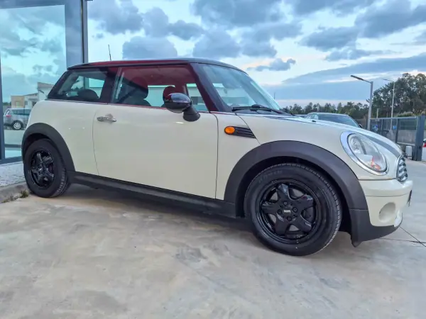 MINI Cooper 2010 - 8700 EUR, 186407 km - AUTO.MOTO.pt - 186407km - foto 4 de 6