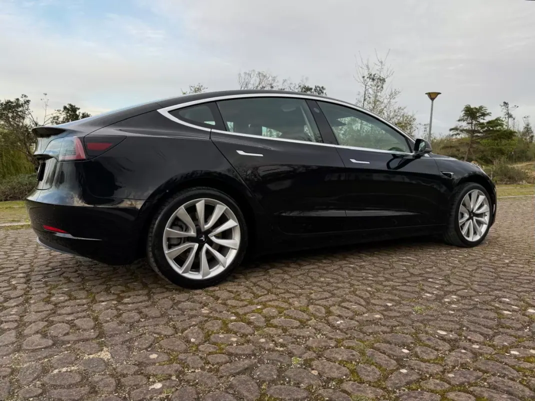 Tesla Model 3 2020 - 21500 EUR, 106000 km - AUTO.MOTO.pt - 106000km - foto 15 de 18