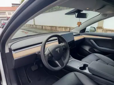 Tesla Model 3 2021 - 26490 EUR, 93800 km - AUTO.MOTO.pt - 93800km - foto 12 de 15