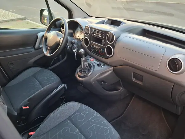 Peugeot Partner 2018 - 14990 EUR, 190000 km - AUTO.MOTO.pt - 190000km - foto 11 de 12
