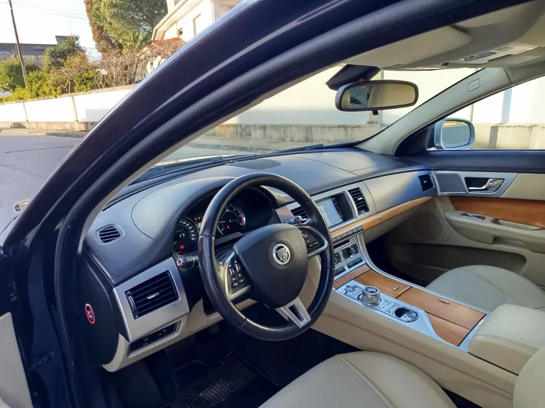 Jaguar XF 2014 - 13990 EUR, 192200 km - AUTO.MOTO.pt - 192200km - foto 13 de 18