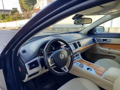 Jaguar XF 2014 - 13990 EUR, 192200 km - AUTO.MOTO.pt - 192200km - foto 13 de 18