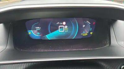 Peugeot e-208 2023 — foto 6 de 11