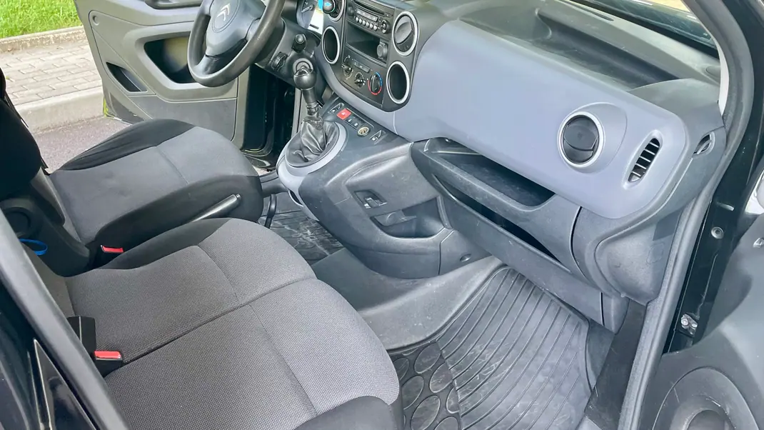 Citroën Berlingo 1.6 BlueHDi Feel 2018 - 12900 EUR, 107000 km - AUTO.MOTO.pt - 107000km - foto 7 de 12