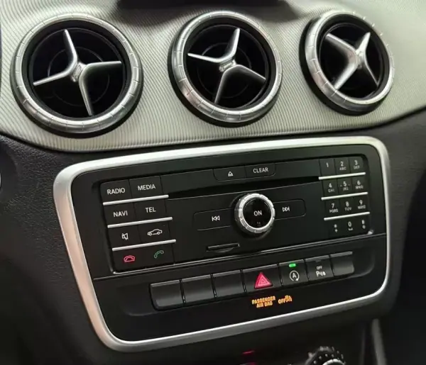Mercedes-Benz CLA 180 2016 - 15850 EUR, 146212 km - AUTO.MOTO.pt - 146212km - foto 26 de 31