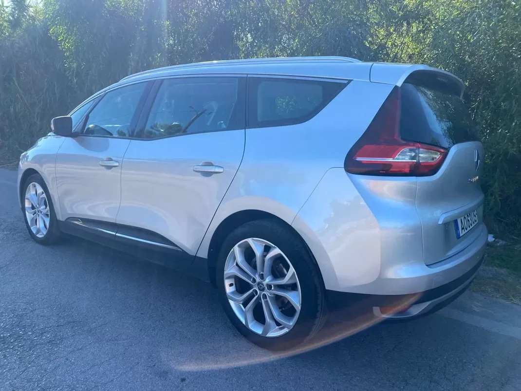 Renault Grand Scénic 2017 - 12950 EUR, 239000 km - AUTO.MOTO.pt - 239000km - foto 4 de 21