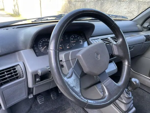 Renault Clio 1993 - 3900 EUR, 283000 km - AUTO.MOTO.pt - 283000km - foto 17 de 39