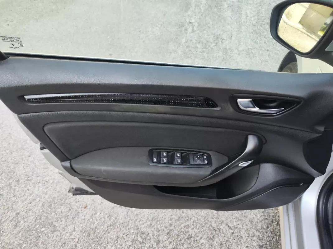 Renault Mégane 2016 - 8780 EUR, 252000 km - AUTO.MOTO.pt - 252000km - foto 23 de 36