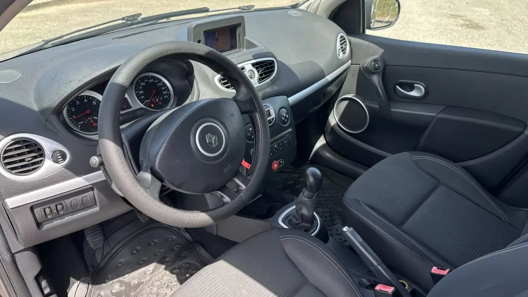 Renault Clio 2010 - 3650 EUR, 202000 km - AUTO.MOTO.pt - 202000km - foto 14 de 15