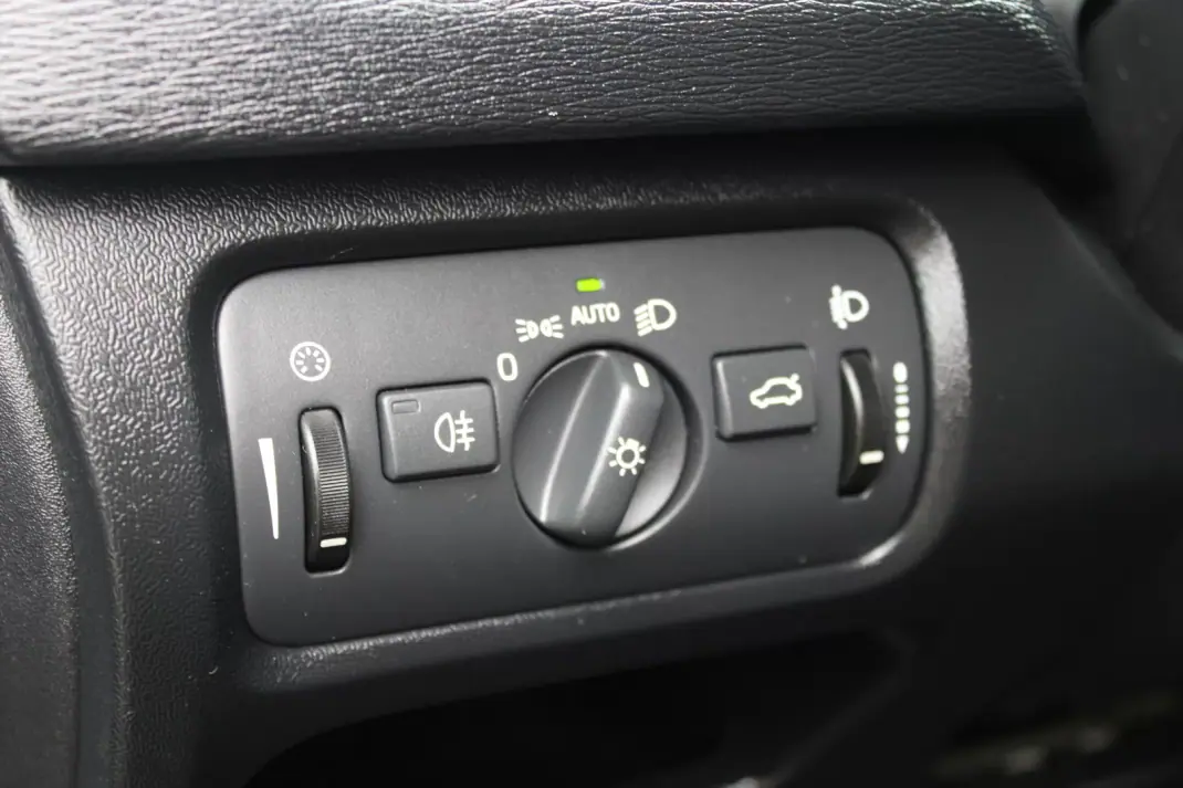 Volvo V40 2016 - 13990 EUR, 143000 km - AUTO.MOTO.pt - 143000km - foto 18 de 24