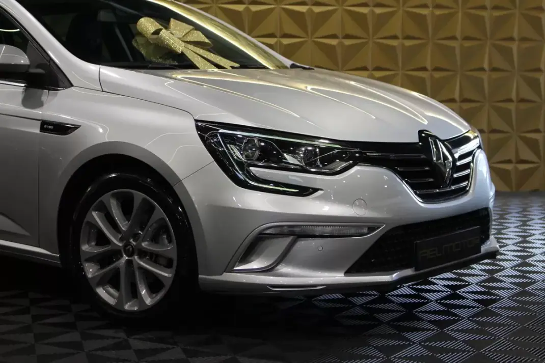 Renault Mégane Sport Tourer 2020 - 16790 EUR, 137000 km - AUTO.MOTO.pt - 137000km - foto 8 de 37