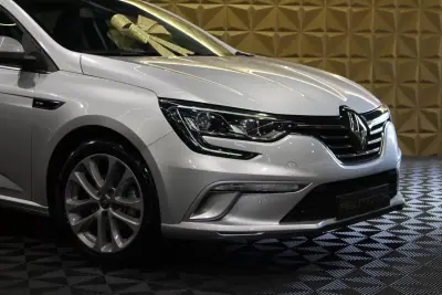 Renault Mégane Sport Tourer 2020 - 16790 EUR, 137000 km - AUTO.MOTO.pt - 137000km - foto 8 de 37