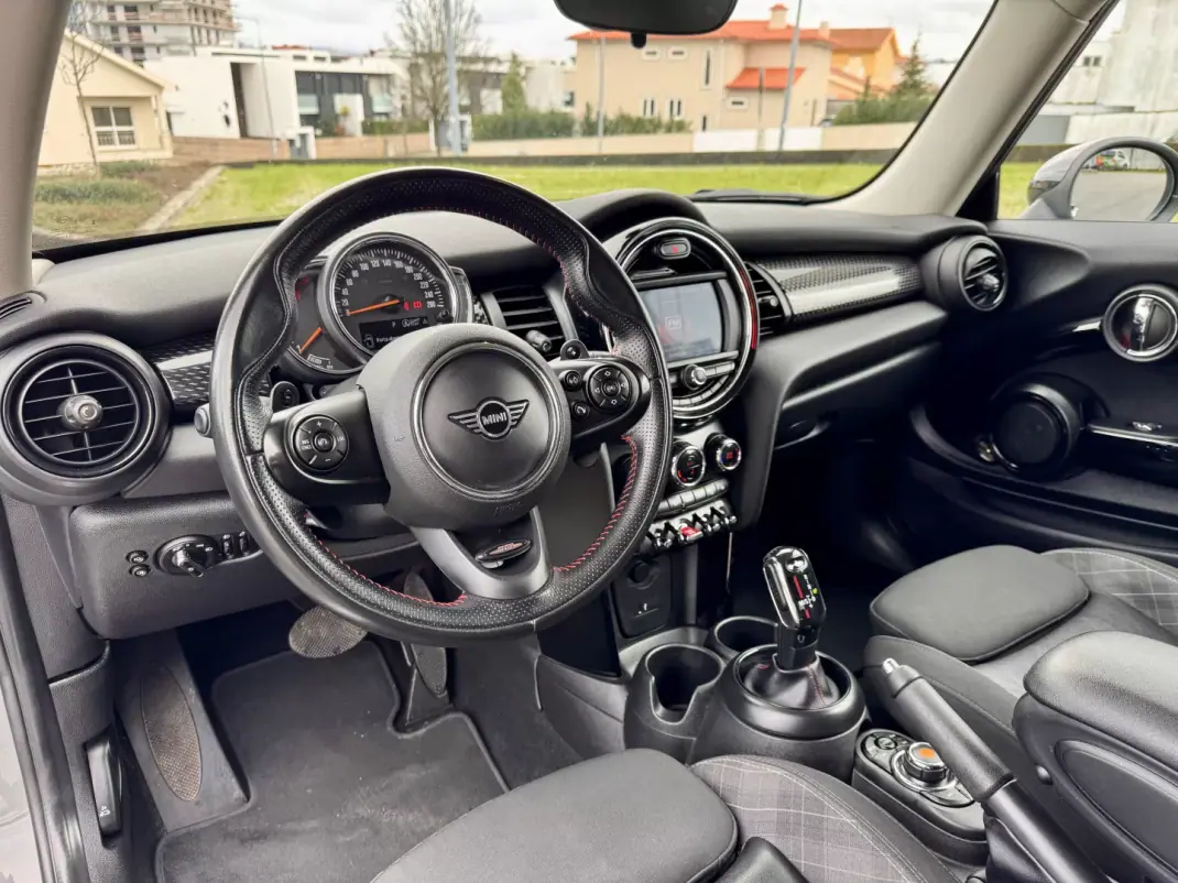 MINI Cooper 2018 - 21990 EUR, 165000 km - AUTO.MOTO.pt - 165000km - foto 15 de 31