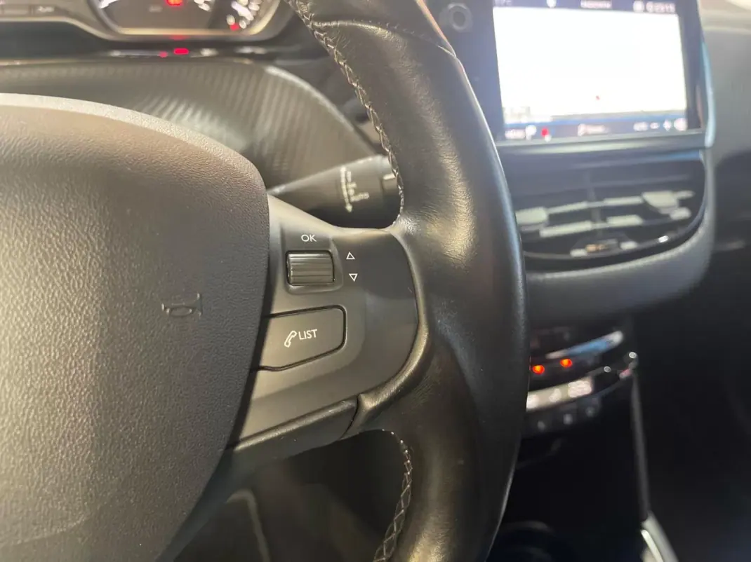 Peugeot 208 2018 - 8899 EUR, 106000 km - AUTO.MOTO.pt - 106000km - foto 38 de 42