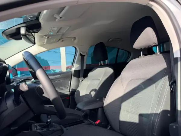 Ford Focus 2020 - 16500 EUR, 103000 km - AUTO.MOTO.pt - 103000km - foto 6 de 10