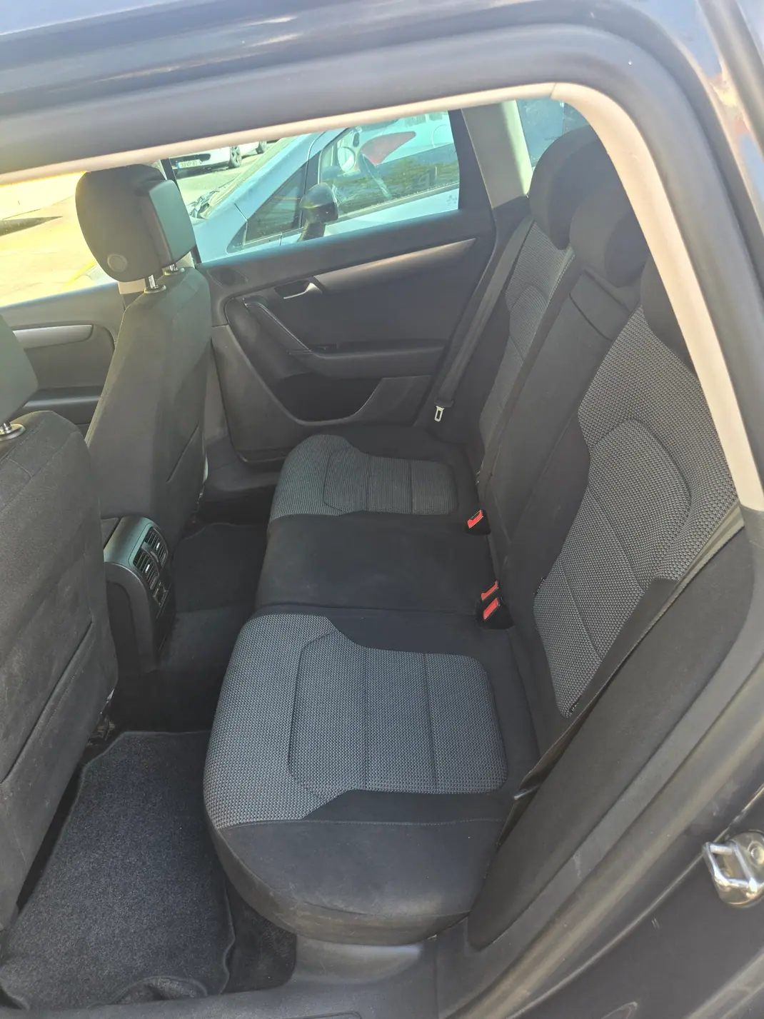 Volkswagen Passat Variant 2012 - 11000 EUR, 210000 km - AUTO.MOTO.pt - 210000km - foto 6 de 9
