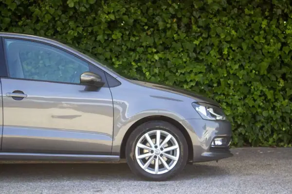 Volkswagen Polo 2015 - 10500 EUR, 123600 km - AUTO.MOTO.pt - 123600km - foto 5 de 16