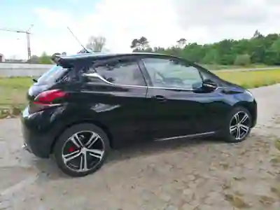 Peugeot 208 2016 - 10999 EUR, 139500 km - AUTO.MOTO.pt - 139500km - foto 3 de 9