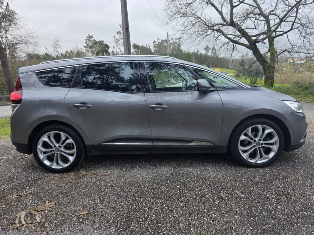 Renault Grand Scénic 2017 - 12750 EUR, 320000 km - AUTO.MOTO.pt - 320000km - foto 3 de 40