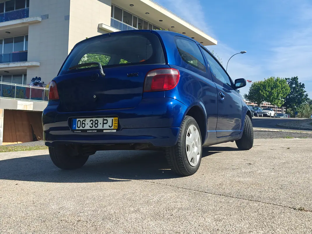 Toyota Yaris 2000 - 2500 EUR, 206000 km - AUTO.MOTO.pt - 206000km - foto 4 de 11
