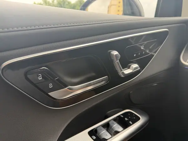 Mercedes-Benz GLC 300 2025 - 65000 EUR, 30000 km - AUTO.MOTO.pt - 30000km - foto 11 de 13