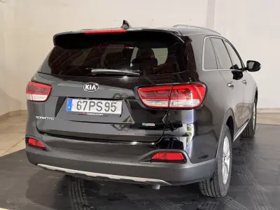 Kia Sorento 2015 - 16000 EUR, 175000 km - AUTO.MOTO.pt - 175000km - foto 5 de 22