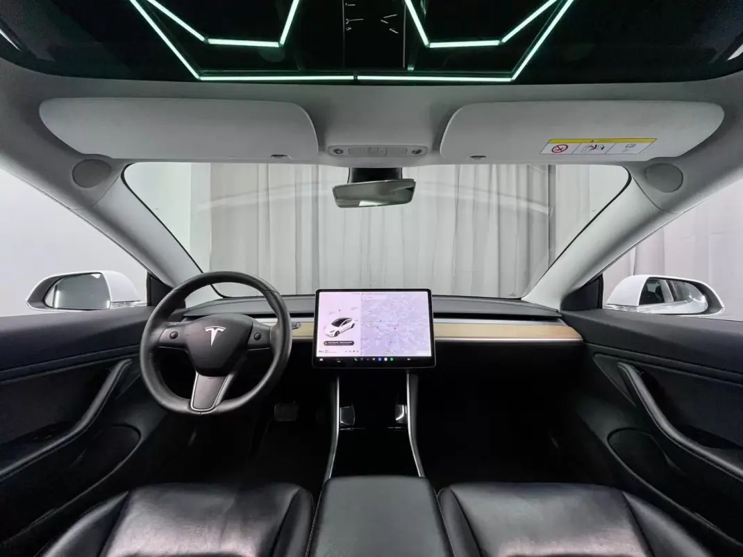 Tesla Model 3 2019 - 20999 EUR, 108000 km - AUTO.MOTO.pt - 108000km - foto 10 de 18
