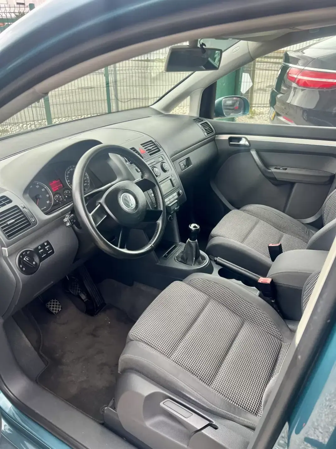 Volkswagen Touran 2003 - 3999 EUR, 246000 km - AUTO.MOTO.pt - 246000km - foto 3 de 3