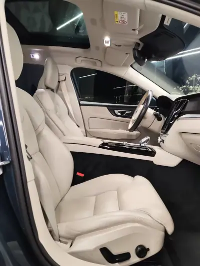 Volvo V60 2021 - 29750 EUR, 109907 km - AUTO.MOTO.pt - 109907km - foto 9 de 17