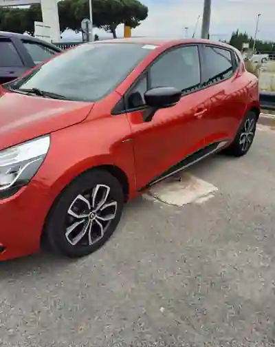 Renault Clio 2018 - 8200 EUR, 113200 km - AUTO.MOTO.pt - 113200km - foto 2 de 8