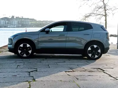 Volvo EX30 2024 - 32900 EUR, 23500 km - AUTO.MOTO.pt - 23500km - foto 8 de 17