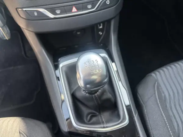 Peugeot 308 SW 2015 - 7500 EUR, 178000 km - AUTO.MOTO.pt - 178000km - foto 15 de 19