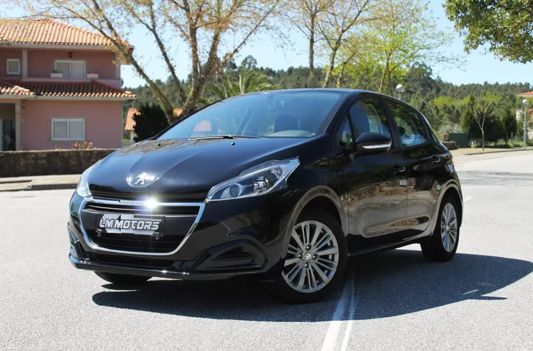 Peugeot 208 2018 - 9990 EUR, 109000 km - AUTO.MOTO.pt - 109000km - foto 1 de 27