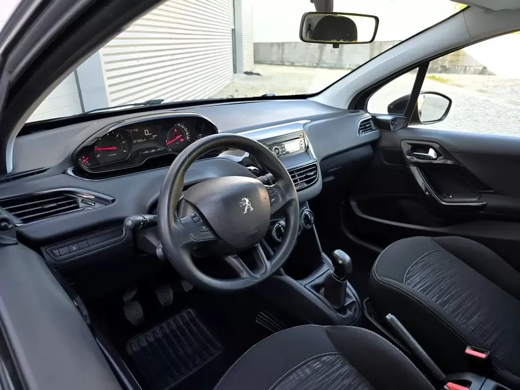 Peugeot 208 2012 - 7500 EUR, 137000 km - AUTO.MOTO.pt - 137000km - foto 10 de 25