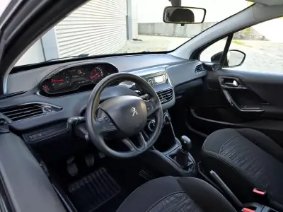 Peugeot 208 2012 - 7500 EUR, 137000 km - AUTO.MOTO.pt - 137000km - foto 10 de 25