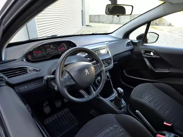 Peugeot 208 2012 - 6990 EUR, 137000 km - AUTO.MOTO.pt - 137000km - foto 10 de 25