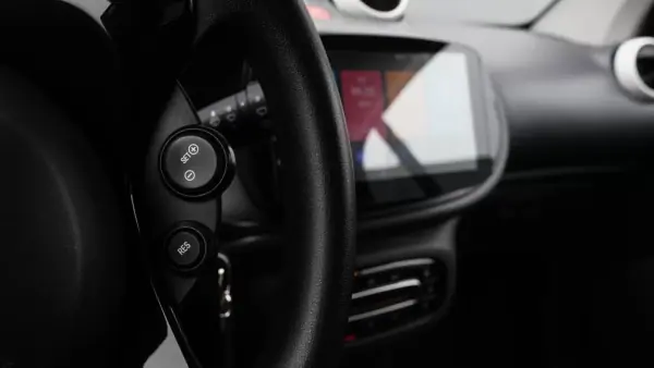 Smart Fortwo Cabrio 2017 - 11200 EUR, 73000 km - AUTO.MOTO.pt - 73000km - foto 18 de 23