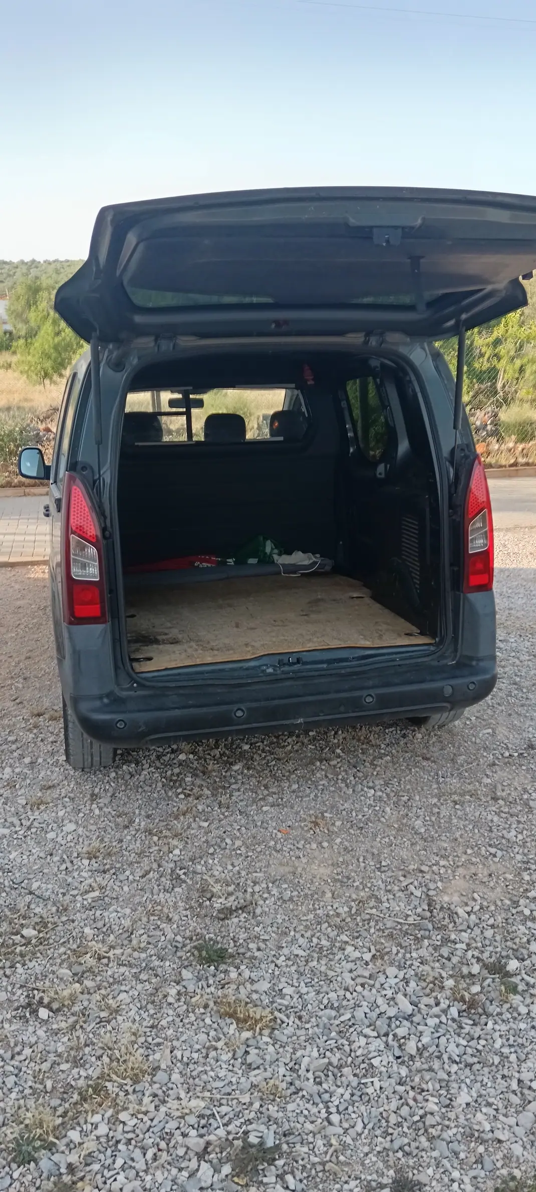 Citroën Berlingo 2015 - 3750 EUR, 289000 km - AUTO.MOTO.pt - 289000km - foto 10 de 14